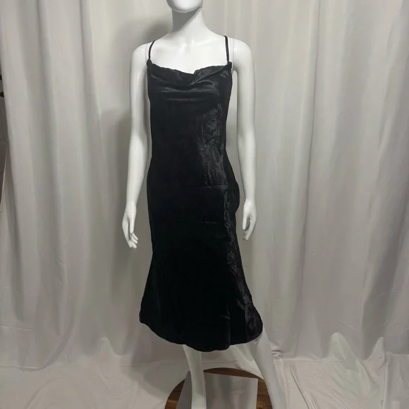 Elegant Black Satin Dress - Picture 12 of 14